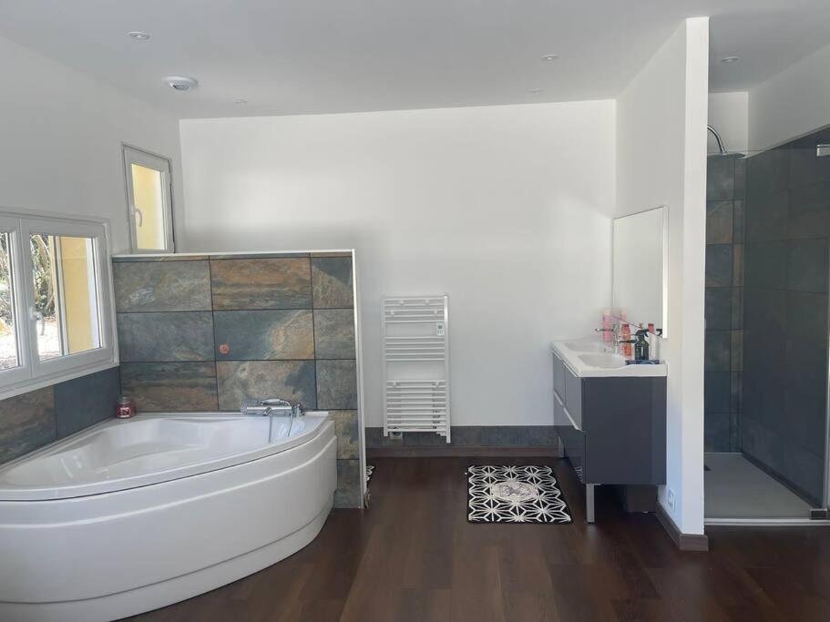 Brand New Villa With Fully Intergrated Air Conditioning & Private Pool, Overlooking Forest Sardan Extérieur photo