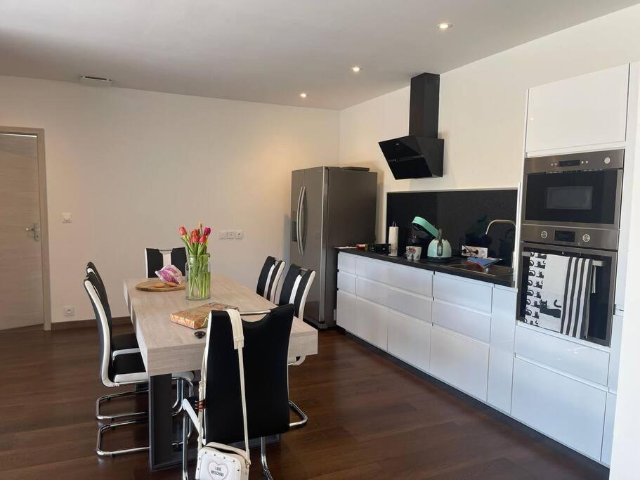 Brand New Villa With Fully Intergrated Air Conditioning & Private Pool, Overlooking Forest Sardan Extérieur photo