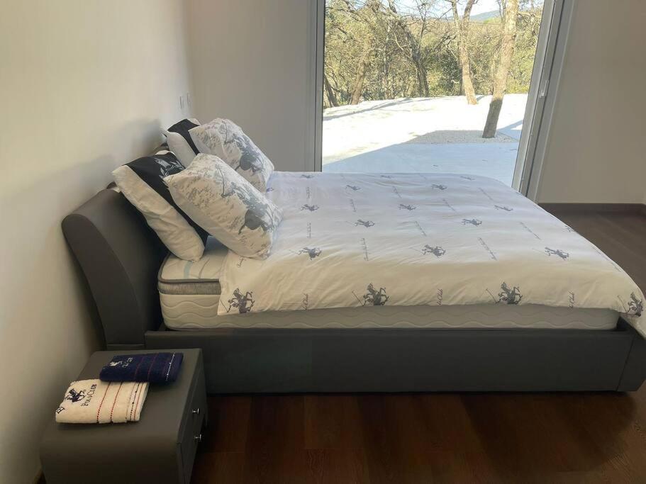 Brand New Villa With Fully Intergrated Air Conditioning & Private Pool, Overlooking Forest Sardan Extérieur photo